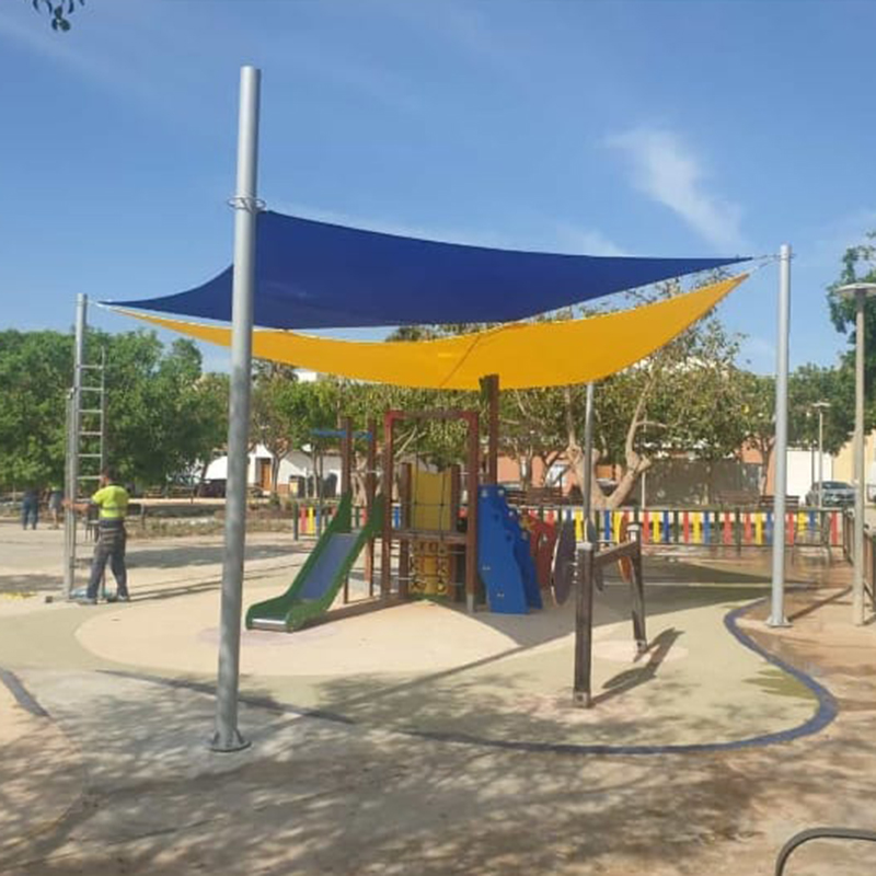 Imatge pels mitjans: Instal·lació de tendals al parc infantil