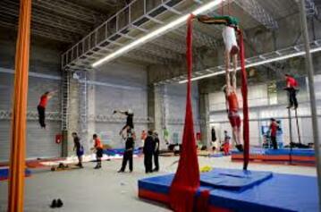 Equipar pavelló municipal d’Esport per realitzar disciplines aèries (teles, trapezi, cèrcol,etc)